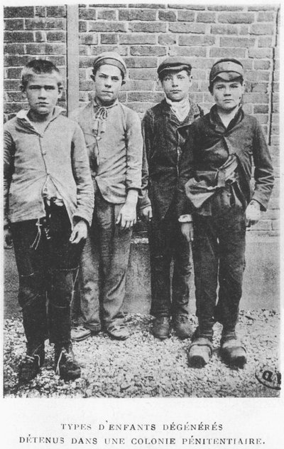 Delinquente kinderen in een strafkolonie, ca. 1900 door French Photographer